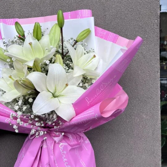 Ramo de flores lilium lirios blancos con isofila 